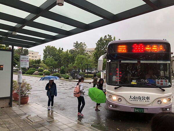 大台南公車從11月2日起放寬車內飲食限制。圖／台南市交通局提供