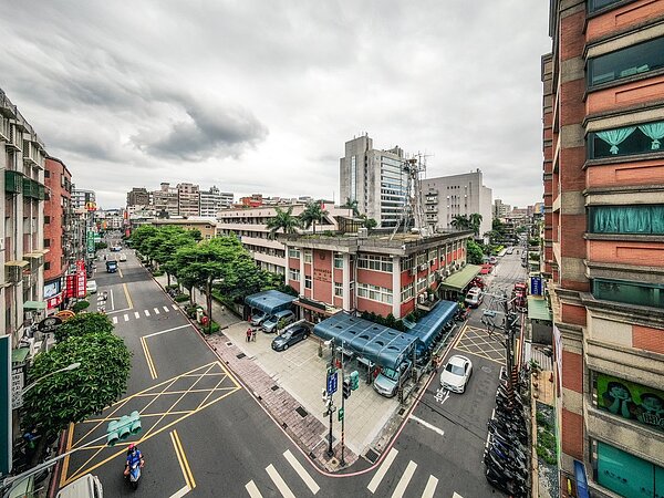 新北市府無法允諾永和行政園區完工後,能保留國父紀念館大禮堂,引起地方反彈。圖/新北都更處提供