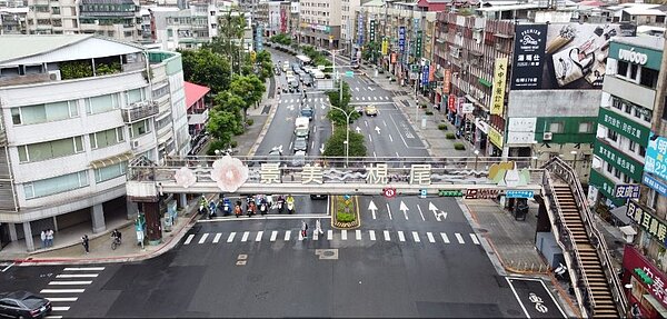 位於臺北市文山區羅斯福路5段與興隆路1段交叉口的羅斯興隆人行天橋,完成於民國68年,迄今已服務市民朋友們42個年頭,陪伴大家數十寒暑,也見證臺北市的成長茁壯。圖/北市府提供