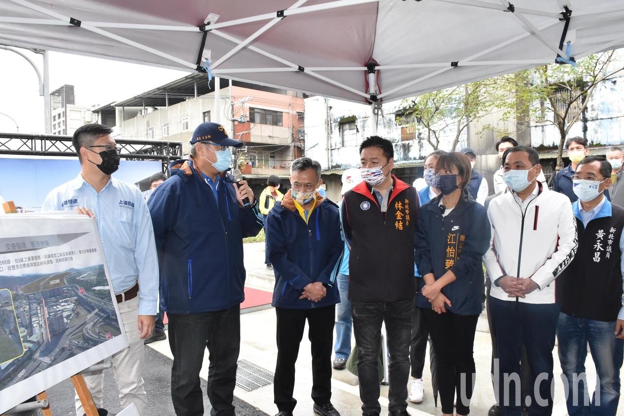 新北市長侯友宜今到亞洲路視察拓寬狀況並聽取簡報。記者江婉儀/攝影