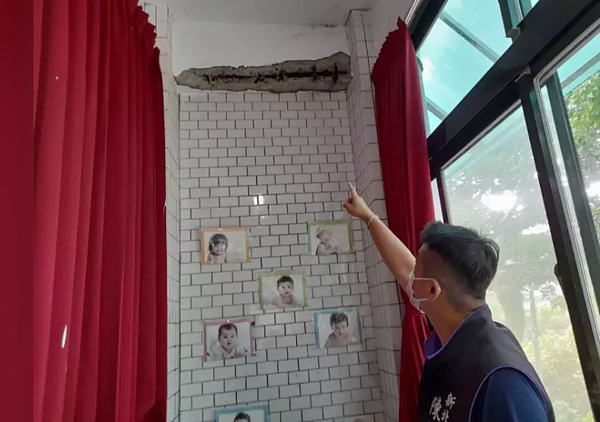 新北市議員陳偉杰表示,三芝圖書館牆面龜裂、鋼筋外露,三芝圖書館已經是許多考生、讀者、學生依賴的場館,在拆除重建過程中,圖書館要找好替代方案。圖/陳偉杰服務處提供