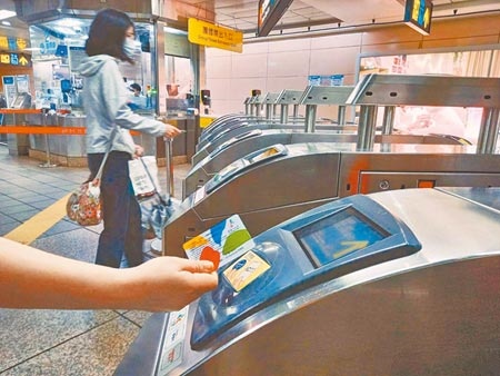 台北市議員李慶元發現，20多年來辦掛失的記名悠遊卡有27萬張仍遭動用，初估悠遊卡公司損失恐達上億元。（本報資料照片）