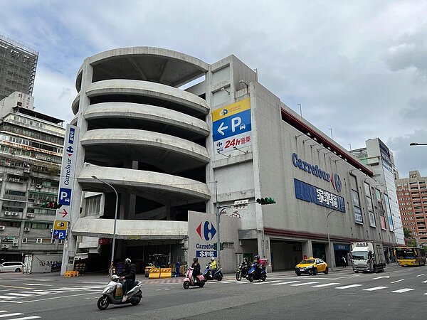 名建築師李祖原操刀設計的家樂福桂林店,裡頭通往停車場的迴旋車道對駕駛技術是一大考驗。(張哲生拍攝/提供)