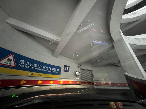 家樂福桂林店的迴旋車道被公認是臺灣所有家樂福裡最危險的停車場出入口。（張哲生拍攝／提供）