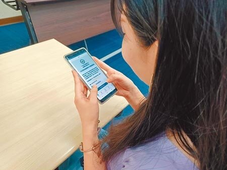 民眾使用「虛擬健保卡」。(林周義攝)