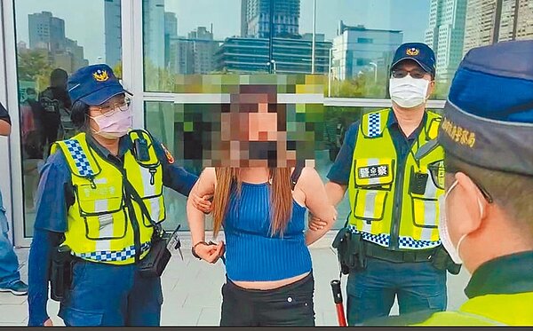女子大鬧高雄展覽館接種站,要求混打疫苗不成,咆哮辱警,被上銬移送法辦。圖/翻攝照片