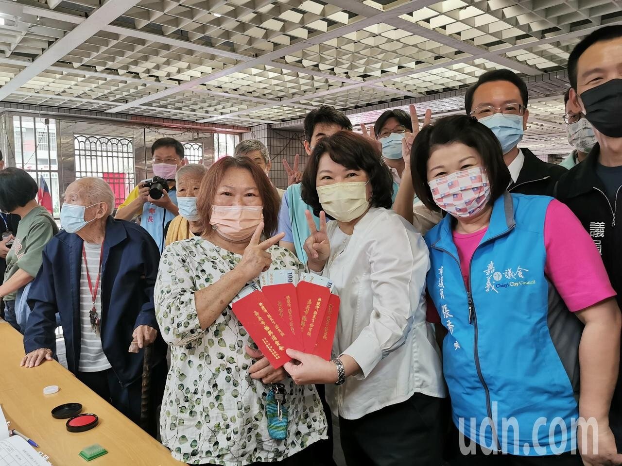 市民領到消費金後稱讚，黃敏惠非常用心推動嘉義市經濟。記者卜敏正／攝影 