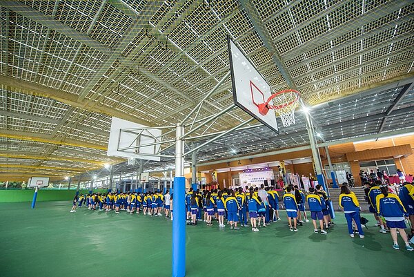 桃園高中與光電設備廠商合作,投入1.2億元經費,在校園內球場增設8面地面型光電設施,以及體育館與教學大樓等地屋頂架設太陽能板,啟用後每天可發電5913度。圖/桃園市府提供