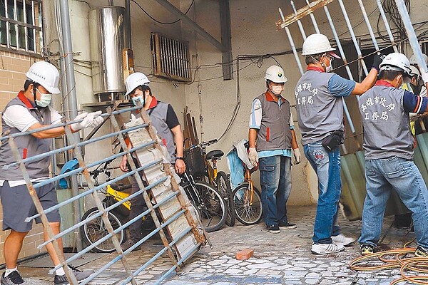 高雄城中城大火後,市府提出六大消防公安改革,並強調城中城若涉公安將拆除。圖為市府排除無管委會老舊大樓的避難逃生動線障礙。圖/高市府新聞局提供
