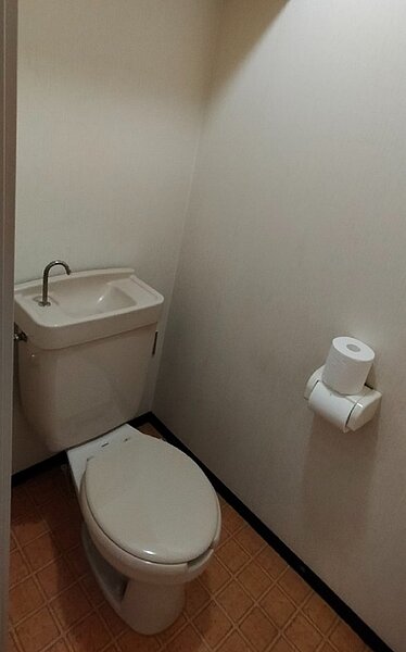 日本一位「佛系房客」租屋15年退租後，讓後續接手處理的房東忍不住大嘆：「請問你是大神嗎？」。圖／取自束田光陽Twitter