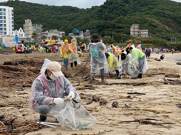 此次淨灘共清出500公斤垃圾及100公斤資收物。圖／新北市環保局提供