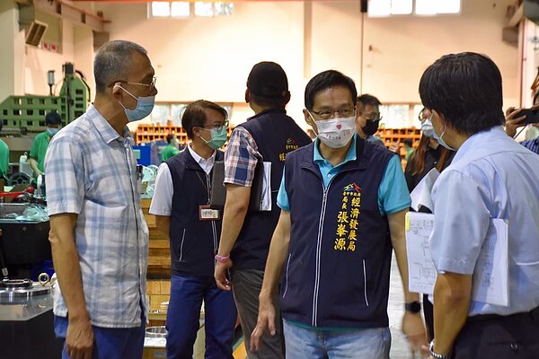 台中市經濟發展局主動通知轄內臨時登記工廠申請特定工廠登記。圖/台中市經發局提供