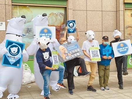 氣候先鋒者聯盟10月31日在台北、台中、高雄等車站周邊發起單腳站立快閃活動，呼籲再生能源與核能應搭配使用，光靠一隻腳是站不穩、且站不久，雙腳並用才能邁向低碳未來。（李柏澔攝）