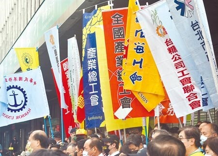明年基本工資將調高為2萬5250元。圖為勞工團體在今年基本工資審議會議外爭取權益。(本報資料照片)