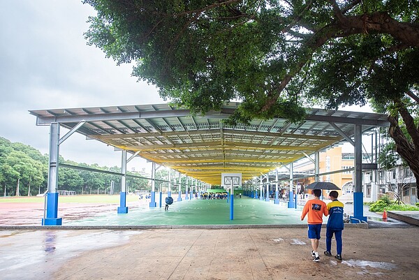 桃園高中球場設太陽光電設施,電力收益挹注綠能教育及永續環境。圖/桃園市政府提供