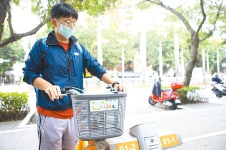 
YouBike違規情況頻傳，台北市祭出記點制，但議員質疑車身編碼過小，不易辨識導致監督不力。示意圖，非新聞當事人。（張立勳攝）
