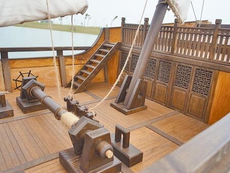 雲林縣政府訂製工法精細的「戎克船」,結合北港滯洪池成為打卡新景點。(張朝欣攝)