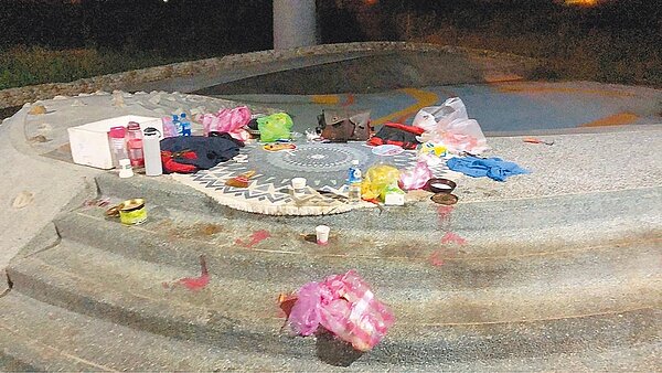 宜蘭市西門橋下親子遊憩空間,近來有街友占據,造成環境髒亂,讓民眾不敢靠近。(民眾提供/李忠一宜蘭傳真)
