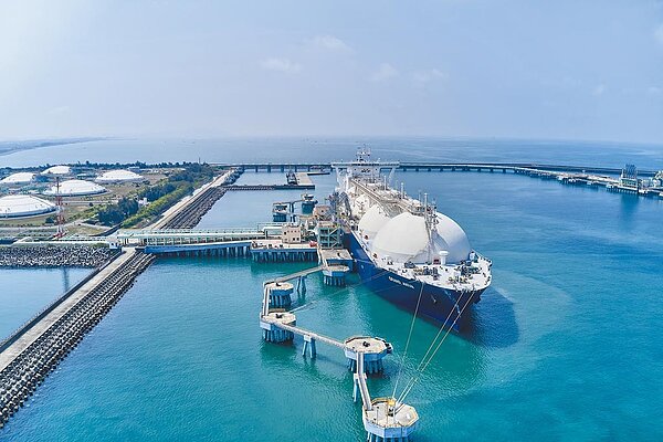 中油針對電業用戶調漲天然氣價格5%,發電成本勢必大增。圖為中油天然氣船抵台。(中油提供)