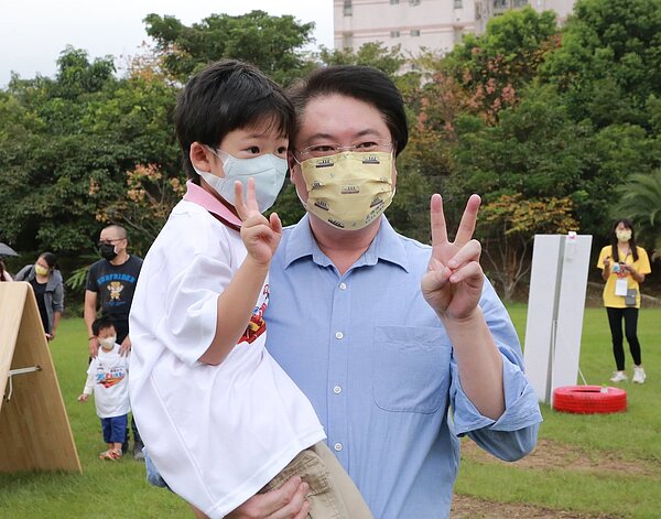 基隆市長林右昌表示,基隆捷運基隆境內路線幾乎都在原有馬路上,充分運用公有地開發場站,不會有私人土地徵收問題。圖/基隆市政府提供