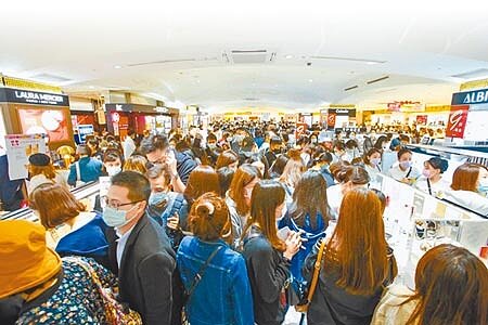 雙11和雙12購物節年度消費盛宴將接連登場,消費者下單前先掌握3大心法,可為荷包省下不少錢。圖為百貨公司大特價。(本報資料照片)