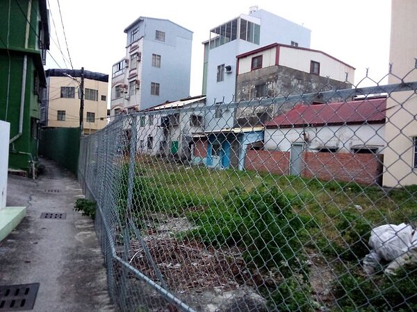 高雄旗津等地區不少住戶早年因不諳法令被畫入新違建,因僅擁有地上權,如今房屋老舊不堪,重蓋不划算,續住危機四伏。圖/讀者提供