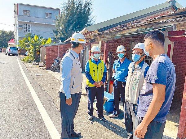 台南市政府勞工局「做工行善團」到嘉義縣東石鄉為張姓少年修繕老宅,少年(右一)感謝志工的暖心協助。圖/台南市政府勞工局提供