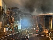 花蓮鐵皮木造屋連燒8棟　7旬夫妻幸運被救出