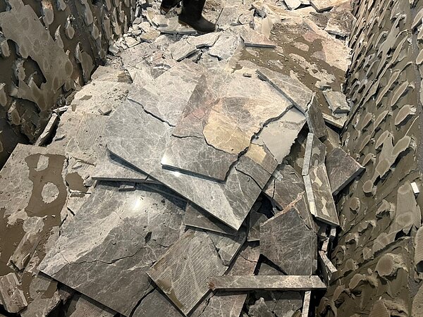 看到整間大理石被敲碎,屋主實在好心疼。圖/阿阮提供