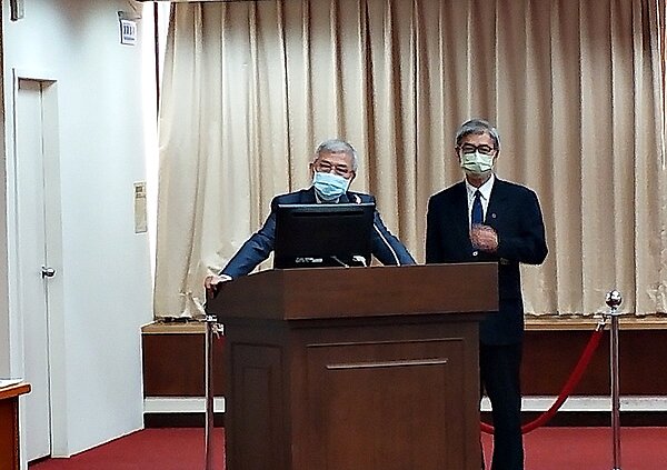 若房價續飆漲,央行是否會有第四波管制措施?央行總裁楊金龍指出,央行會持續滾動式檢討及觀察。另外對於房價高漲現象,楊金龍也點出原因。圖/好房網News記者林和謙攝