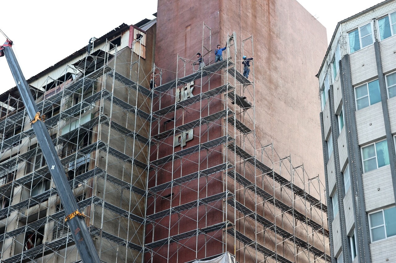 高雄市城中城大火燒出全台危險建築等問題，高市為此擬定公寓大廈輔導管理自治條例草案，將提議會加速立法。記者劉學聖／攝影 