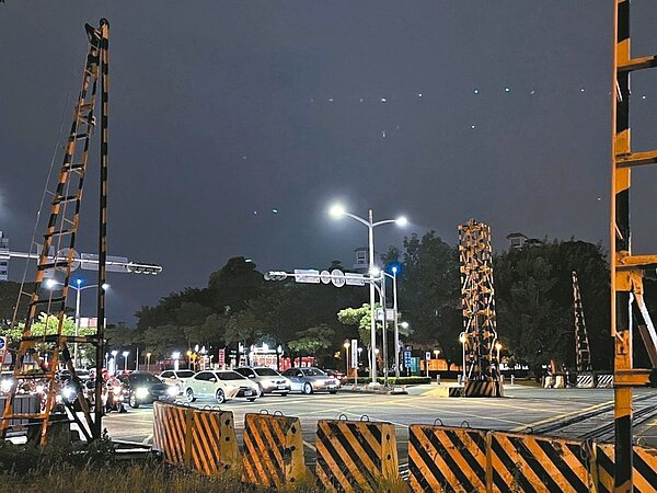 高雄中正、凱旋路口的鐵道阻斷機造成路型規畫不易,明年將移除。圖/聯合報記者林巧璉攝