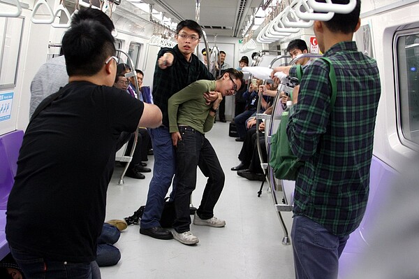 桃園捷運公司多次在捷運站、車廂模擬暴徒攻擊、挾持人質及旅客疏散演練,十分逼真。記者曾增勳/資料照