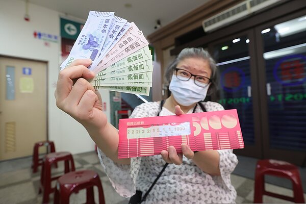 中華郵政公司今天起不用預約,民眾可以直接去郵局領紙本五倍券。記者葉信菉/攝影