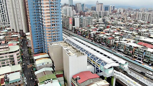 新北環狀線新埔民生站土地開發案招商啟動,吸引多家建商出席。 該基地面積約310坪,未來預估可興建地上15層、地下2層,總樓地板面積約2,200坪的「捷運住宅大樓」,到站就到家。圖/仲量聯行