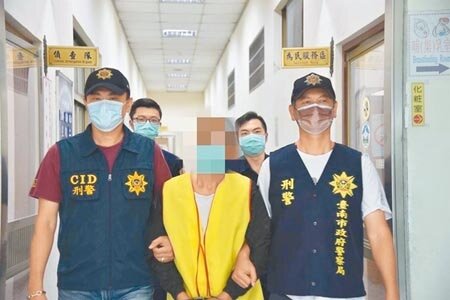 謝姓男子(中)涉嫌恐嚇在台南市鹽水區太陽能光電案場施工的科技業者,被台南地檢署依恐嚇取財罪嫌提起公訴。(本報資料照片)