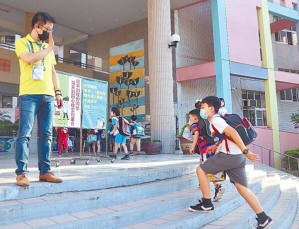 高雄市新上國小從11月起試辦延後上學,期末再視試辦情況議決新作息或恢復舊規。(新上國小提供/曹明正高雄傳真)