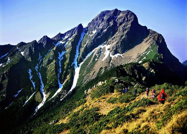 玉山國家公園針對單攻登山客今天起做部分放寬，玉山前峰、乙女瀑布、瓦拉米步道開放每日 100 人。圖／玉山處提供
