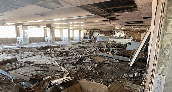 台南中西區的來亞大樓內部幾成廢墟,但仍有住人。記者修瑞瑩/攝影