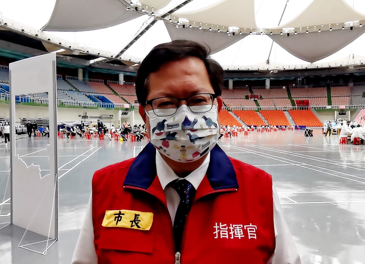 桃園市長鄭文燦宣布今天起社區關懷據點、長青學苑及原住民文化健康站開放餐點內用，市民活動中心開放卡拉OK唱歌。記者曾增勳／攝影 