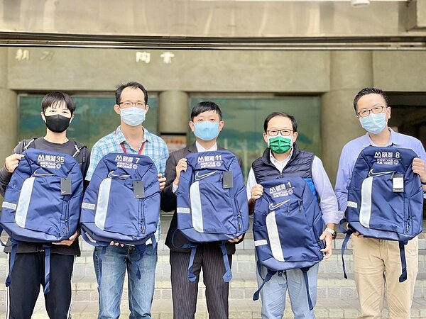 永慶房屋為鼓勵年輕學子勇敢追夢,贊助了明湖國中女子籃球隊的運動後背包。圖/永慶房產集團提供