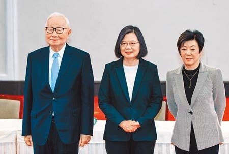 蔡英文總統(中)2日宣布台積電創辦人張忠謀(左)今年代表總統出席APEC領袖峰會後,與張忠謀夫婦合影。圖∕郭吉銓
