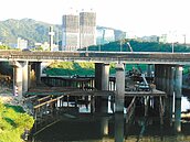 蘇力颱風來襲汐止民眾擔心　基隆河橋梁施工平台未拆