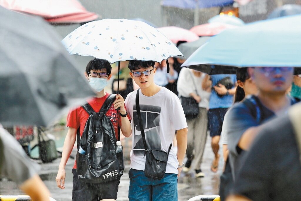 示意圖。天氣風險公司天氣分析師賴忠瑋說,今天北部、東北部和東部的雲量都還是偏多,有局部零星短暫陣雨或毛毛雨。 聯合報系資料照片/記者林伯東攝影