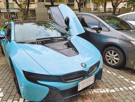 靈骨塔詐騙集團徐姓主嫌,爽開BMW i8千萬超跑,該車也曾出現在電影「不可能的任務」中。(林郁平攝)