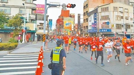 台南市過重、肥胖人口比例6都之冠,民代籲請市府帶頭推動運動風氣。圖為古都馬拉松比賽。(本報資料照片)