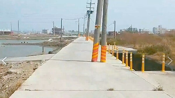高雄市永安養殖區三中排排水系統旁一段公用道路遭私人占用,有人在道路出入口設柵門,另因電線桿設在馬路上不利車輛通行。記者徐白櫻/翻攝