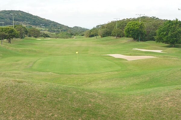 新竹縣湖口鄉長安高爾夫球場歷經多次流標，今再次以7億6154萬元賣出，經分配後，可為國庫挹注達兩億餘元。圖／行政執行署新竹分署提供