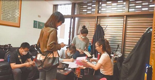 高雄玉山銀行前理專潘姓女子涉盜領客戶存款1億多元,檢調兵分2路搜索潘女住處及銀行。(高雄地檢署提供/袁庭堯高雄傳真)