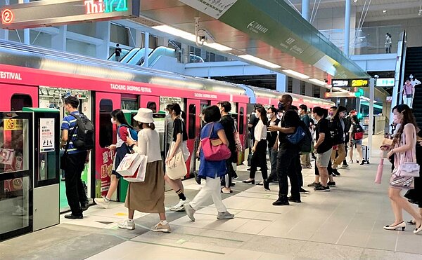 台中捷運綠線10月平均日運量達22萬人次,創下疫情三級警戒以來新高。圖/台中市政府提供
